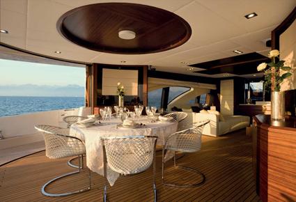 Azimut Grande 100 يخت ديناميكي يحضن المالك، ضيوفه والطاقم